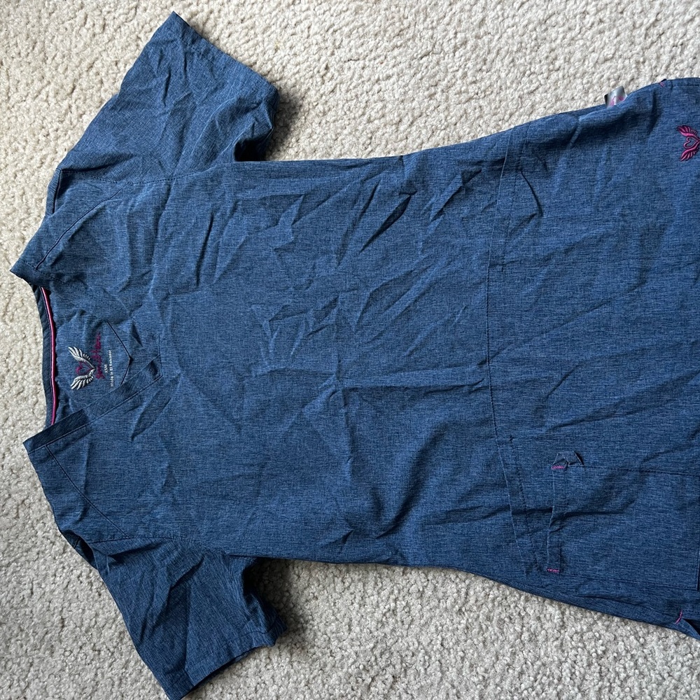 Matching woman’s scrub set - Picture 5 of 7